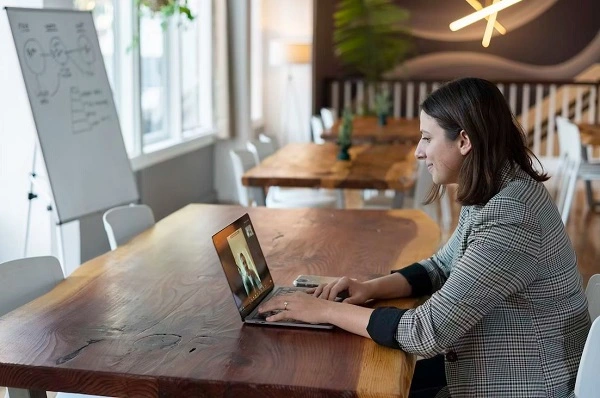 Eine Recruiterin führt ein Vorstellungsgespräch per Video-Call